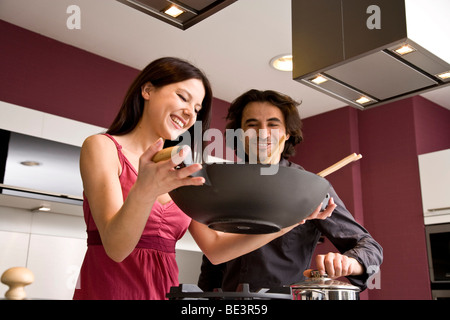 Coppia giovane cucinare insieme Foto Stock