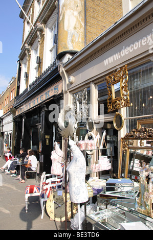 Negozio di antiquariato, Camden Passage, Islington, London Borough di Islington, London, England, Regno Unito Foto Stock