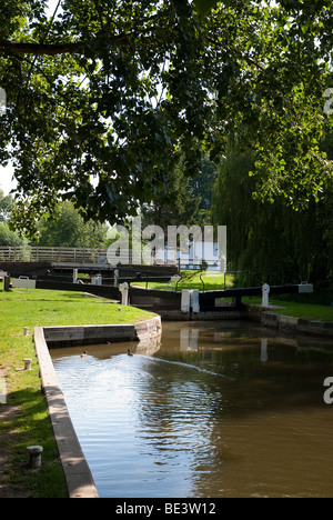 Canal Lock sul Kennet and Avon Canal a Kintbury vicino a Hungerford Foto Stock