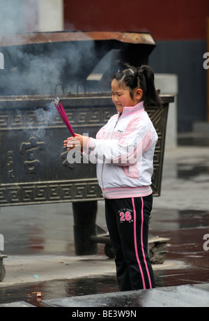 Persone che pregano al Tempio lama Yong He Gong, Pechino CN Foto Stock