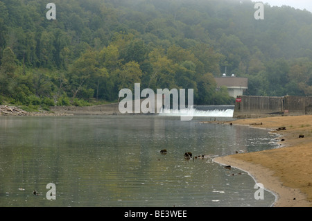 Spiaggia di sabbia sotto la serratura e diga numero 10 sul fiume Kentucky a Fort Boonesborough State Park in Kentucky, Stati Uniti d'America Foto Stock