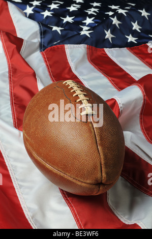 Calcio contro una bandiera americana su un formato verticale Foto Stock