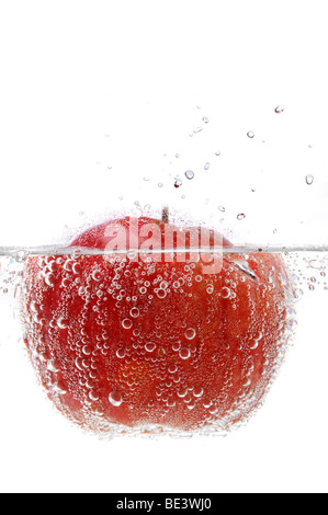 Apple a spruzzi d'acqua isolate su uno sfondo bianco Foto Stock