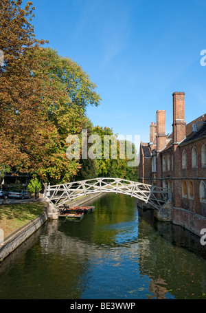 Il fiume Cam come si scorre il centro di Cambridge, Inghilterra Foto Stock