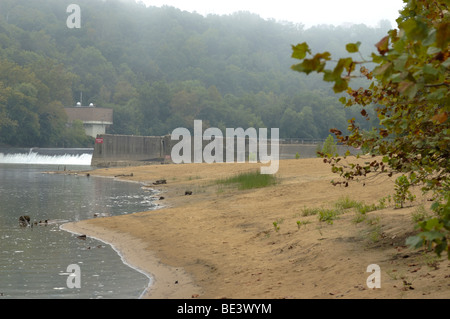 Spiaggia di sabbia sotto la serratura e diga numero 10 sul fiume Kentucky a Fort Boonesborough State Park in Kentucky, Stati Uniti d'America Foto Stock