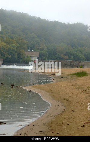 Spiaggia di sabbia sotto la serratura e diga numero 10 sul fiume Kentucky a Fort Boonesborough State Park in Kentucky, Stati Uniti d'America Foto Stock