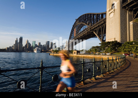 Il pareggiatore Sydney North Shore con l'Harbour Bridge in background. Sydney, Nuovo Galles del Sud, Australia Foto Stock