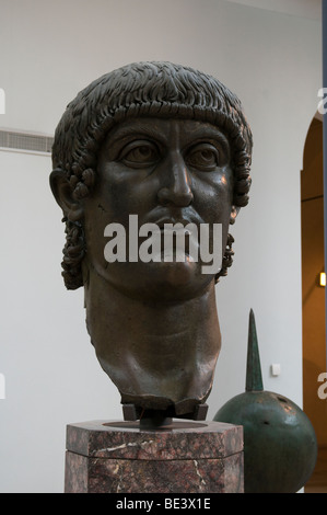 Testa della Statua colossale bronzea di Costantino nel Palazzo dei Conservatori dei Musei Capitolini Foto Stock