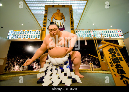 Una dimensione di vita la bambola del sumo grand champion Kita no Umi nel museo dello stesso nome nel Lago Toya, Hokkaido, Giappone Foto Stock