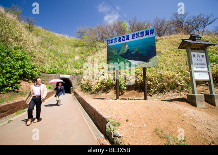 Il tunnel entrata Shimamui costa, una meta turistica molto sulla spiaggia di Penisola di Shakotan. Hokkaido, Giappone Foto Stock