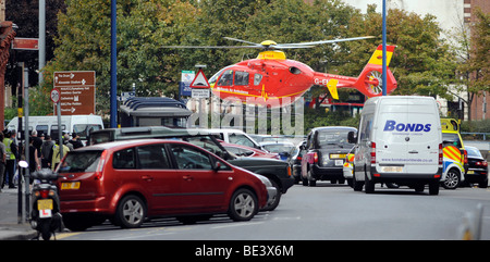 Il WEST MIDLANDS Air Ambulance elicotteri vola basso sul centro della città di Birmingham, UK Foto Stock