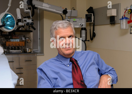 Orecchio naso e gola medico o otolaryngologist in clinica sala esame Foto Stock