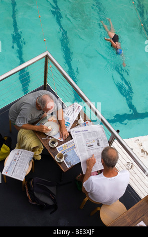 La prima colazione a Bondi iceberg piscina, noto anche come i bagni di Bondi. La spiaggia di Bondi, Sydney, Nuovo Galles del Sud, Australia Foto Stock