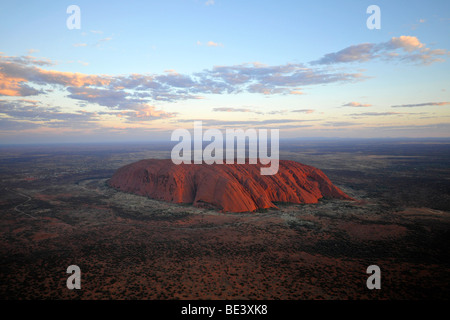 Vista aerea di Uluru Ayers Rock al tramonto, Uluru-Kata Tjuta National Park, il Territorio del Nord, l'Australia Foto Stock