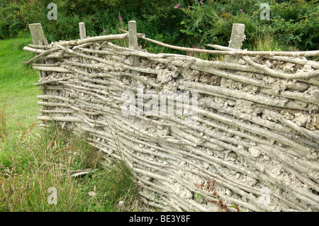 Daub e pareti intrecciate essendo costruito Foto Stock