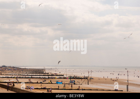 La spiaggia affollata di Hunstanton , North Norfolk , nel Regno Unito , pranzo con i turisti in estate Foto Stock