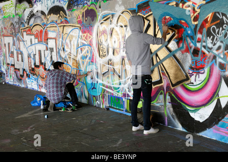 Graffit artisti sulla South Bank di Londra 15 Foto Stock