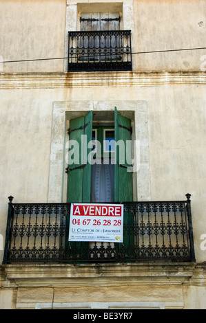 "A Vendre' segno sulla casa in Linguadoca Rossiglione, nel sud della Francia Foto Stock