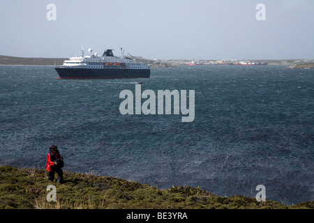 M/V Minerva in attesa per i passeggeri a Blanco Cove, Isole Falkland, Sud Atlantico Foto Stock