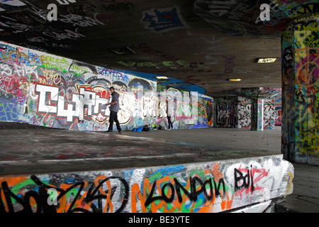 Graffit artisti sulla South Bank di Londra 11 Foto Stock