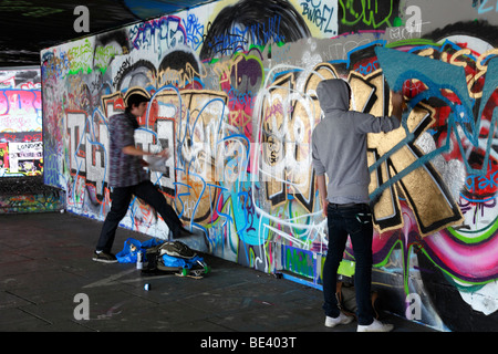 Graffit artisti sulla South Bank di Londra 14 Foto Stock