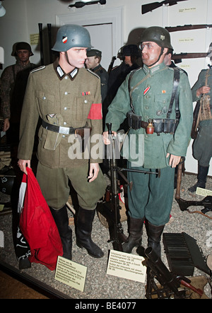 Il tedesco Seconda guerra mondiale i soldati in uniforme in esposizione museale Arnhem Paesi Bassi Foto Stock