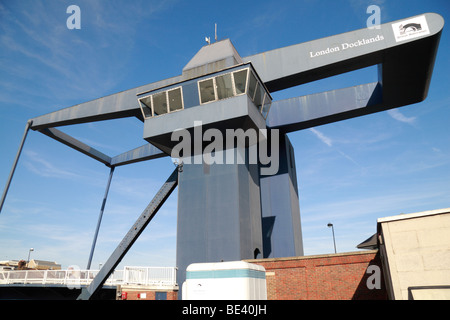 Il "Blue Bridge", West India Dock cancello di ingresso, gateway per la storica Docklands di Londra, Regno Unito. Foto Stock