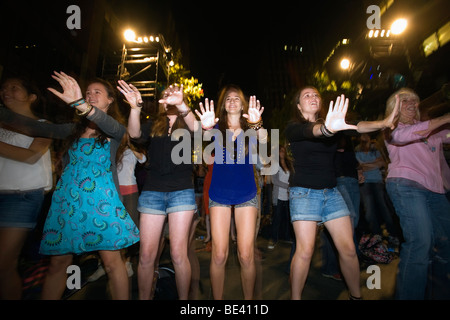 Una folla danze 'L' di Sydney in Martin Place durante l'annuale Festival di Sydney prima notte. Sydney, Nuovo Galles del Sud, Australia Foto Stock