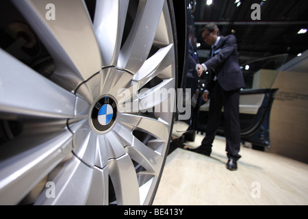 63Th International Motor Show ( IAA ): un visitatore è interessato in una vettura del costruttore BMW Foto Stock