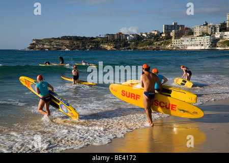 Lifesavers formazione nel surf a Bondi Beach. Sydney, Nuovo Galles del Sud, Australia Foto Stock