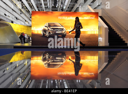 63Th International Motor Show ( IAA ): Annuncio del costruttore della vettura Opel accoglie i visitatori Foto Stock