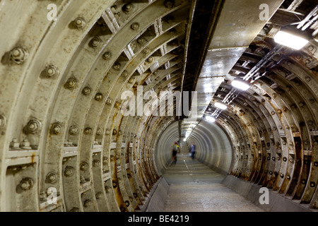 Un uomo e un ciclista passando attraverso il tunnel di Greenwich Foto Stock