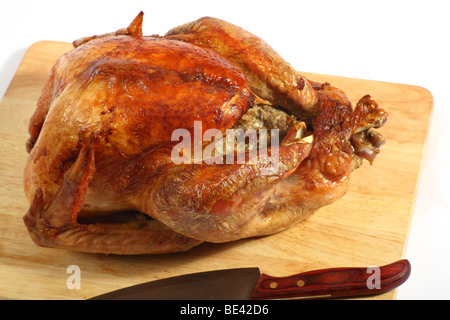 Vista di un tacchino arrosto su una tavola di legno. Foto Stock