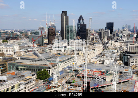 Vista sulla città di Londra con un edificio per uffici sito in costruzione, England, Regno Unito, Europa Foto Stock