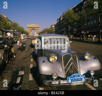 Francia, Parigi, Citroen Avant trazione oldtimer auto su Avenue des Champ-Élysées con vista di Arc de Triomphe Foto Stock