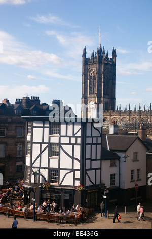 Exchange Square, Manchester, Inghilterra, Regno Unito. Alta Vista Sinclairs oyster bar e la cattedrale di clock tower Foto Stock