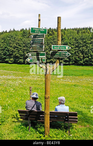 Gli escursionisti in Oberes Vessertal valley, Biosphaerenreservat Vessertal-Thueringer Wald, riserva della biosfera Vesser valle-Turingia Foto Stock