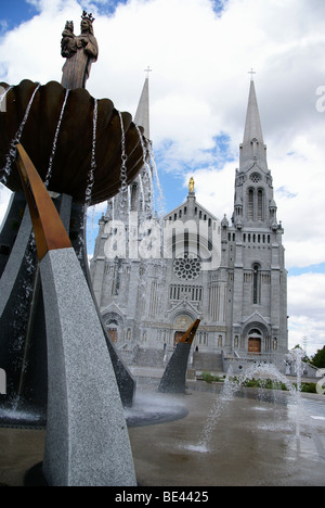 Basilique Ste-Anne de Beaupré, basilica insieme lungo il fiume San Lorenzo in Quebec Foto Stock