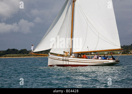 Bristol Fresa pilota Polly Agatha Sail gaff rig bompresso rapido canale resistente a vela Charter Solent holiday 1904 equipaggio del lavoro di squadra Foto Stock