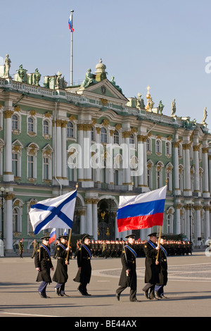 Soldati russi marciarono durante le prove della parata in piazza Dvortsovaya e si prepararono a celebrare il 63° anniversario Foto Stock