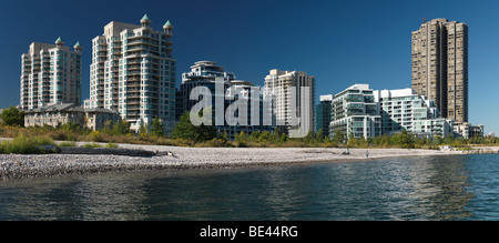 Condominio edifici su una riva del lago Ontario. Sud Etobicoke, Toronto, Ontario, Canada. Foto Stock