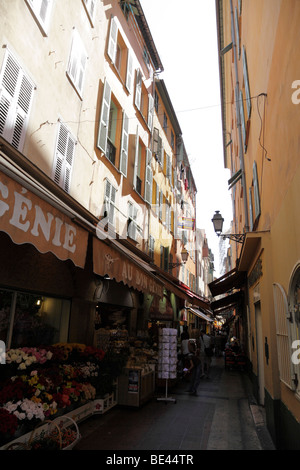 Viste intorno le strade strette del quartiere vecchio di Nizza nel sud della Francia Foto Stock