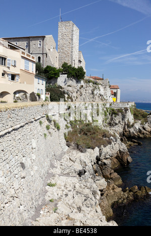 Vista verso il castello Grimaldi e il XVII secolo i bastioni lungo il lungomare antibes sud della Francia Foto Stock