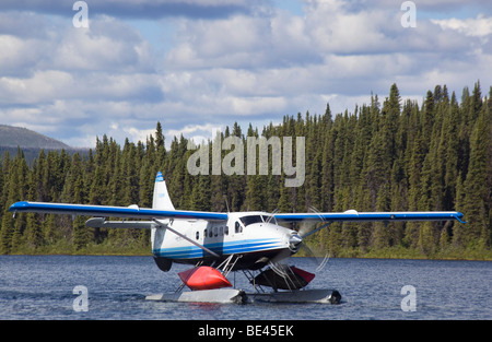 Il rullaggio de Havilland Canada DHC-3 lontra, idrovolanti, canoa legata al galleggiante, piano bush, Caribou Coffee Company laghi, superiore Liard River, Yukon T Foto Stock