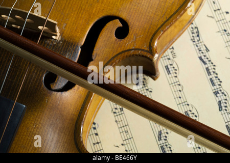 Vista dettagliata del violino e arco sul foglio di musica di Mozart Foto Stock