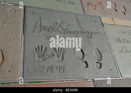 Impronte di Mani e piedi di Arnold Schwarzenegger nella parte anteriore del Grauman's Chinese Theatre di Los Angeles, California, USA, America del Nord Foto Stock