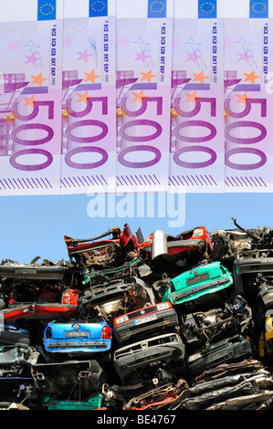 Le vecchie autovetture, banconote, immagine simbolica per il premio di demolizione Foto Stock