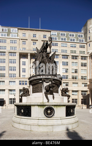 Bandiere di Exchange con Monumento Nelson a Liverpool Regno Unito Foto Stock