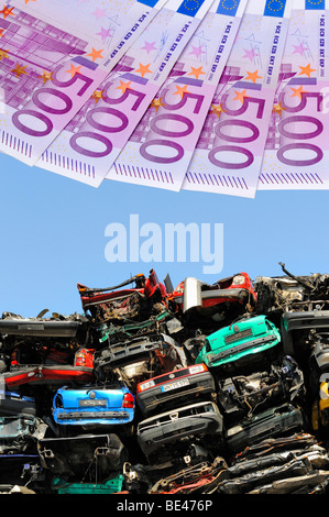 Le vecchie autovetture, banconote, immagine simbolica per il premio di demolizione Foto Stock