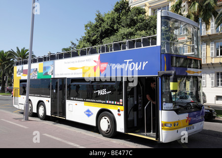 Tour bus sulla promenade des anglais Nizza nel sud della Francia Foto Stock